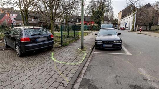 Nur noch die gelben Markierungen der Polizei erinnern an den Messerangriff auf zwei Kinder in Duisburg.