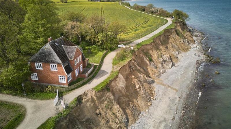 Nur noch ein Wanderweg trennt das ehemalige Jugendfreizeitheim „Haus Seeblick“ von der Abbruchkante des Brodtener Ufers in Lübeck-Travemünde. Wegen der Einsturzgefahr darf das Haus seit rund einem Jahr nicht mehr genutzt werden und steht leer.