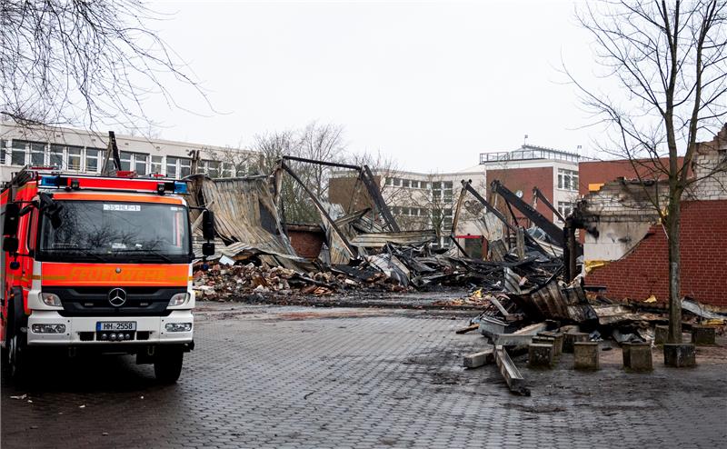 Unterricht fällt nach Hallenbrand in Finkenwerder noch länger aus Nur noch eine Ruine: die abgebrannte Turnhalle in Finkenwerder. Foto: Daniel Bockwoldt/dpa