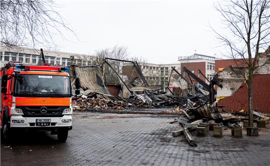 Nur noch eine Ruine: die abgebrannte Turnhalle in Finkenwerder. Foto: Daniel Bockwoldt/dpa