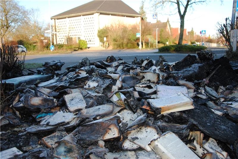 Nur noch verbogenes Metall und verkohlte Bücherreste: die Büchertausch-Telefonzelle beim Freibad auf der Camper Höhe in Stade. Foto: Stief
