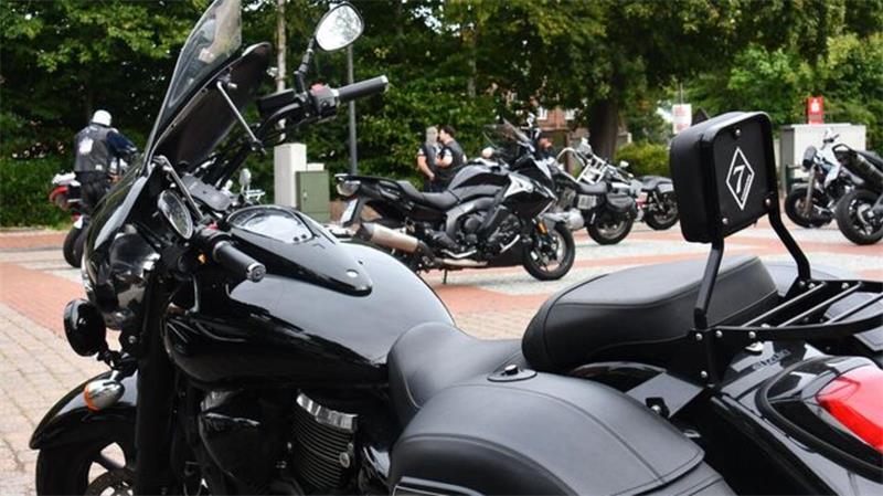 Rockerclub „Gremium MC“ trifft sich – Polizeikontrollen Nur schwere und schwarze Maschinen: Mit einer lütten Zündapp wird man bei "Gremium" nichts.