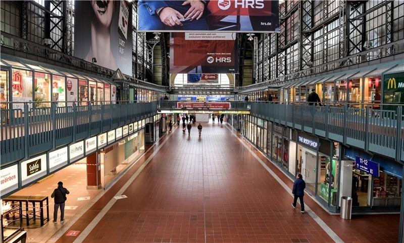 Nur sehr wenige Fahrgäste sind am Hamburger Hauptbahnhof anzutreffen. Wo sich sonst Menschenmassen drängen, ist beinahe vollständige Leere eingekehrt. Fotos: Heimken/dpa