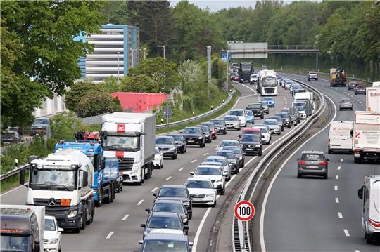 Nur stockend bewegt sich der Verkehr auf der A23 bei Halstenbeck.
