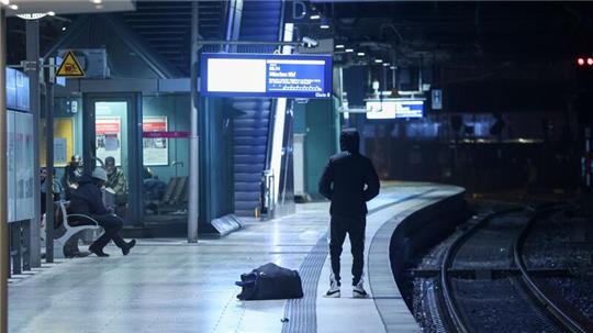 Nur wenige Menschen sind in der Nacht bei Streikbeginn im Hamburger Hauptbahnhof unterwegs.