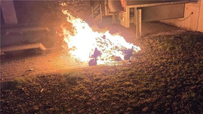 Brandstiftung? Feuerwehr rückt zweimal nach Hemmoor aus Nur wenige Minuten nach Entdeckung des ersten Feuers wird ein weiterer Brand dierekt an der Laderampe eines Einkaufsmarktes entdeckt. Durch den schnellen Eingriff der Feuerwehr wird auch hier Schlimmeres verhindert.