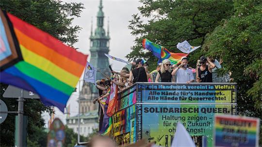 Nur wenige Stunden nach der großen CSD-Parade mit rund 300.000 Teilnehmerinnen und Teilnehmern haben drei Männer eine 30-Jährige angegriffen. (Archivbild)