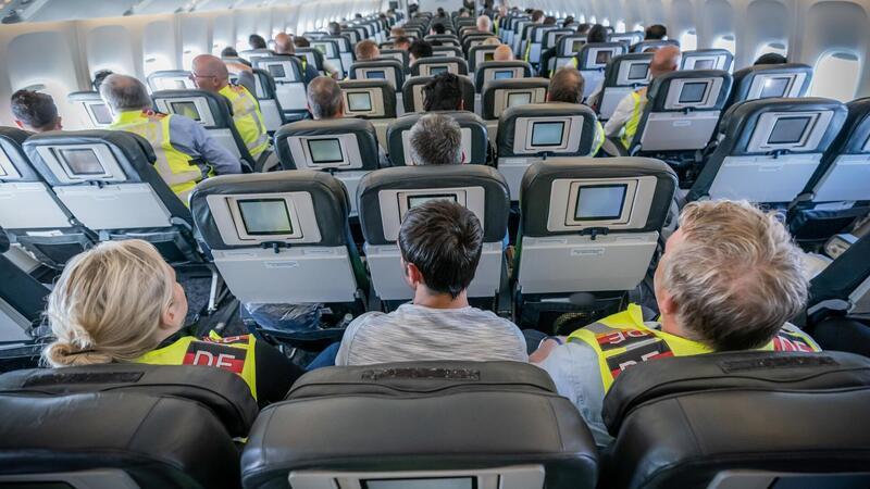 Abschiebung in Bremerhaven: Zwischen Einsicht, Widerstand und Selbstverletzung Nur wenige abgelehnte Asylbewerber werden auch tatsächlich abgeschoben. Aber einige müssen dann doch das Flugzeug besteigen.