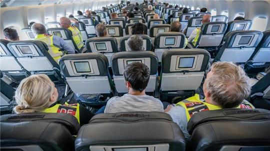 Nur wenige abgelehnte Asylbewerber werden auch tatsächlich abgeschoben. Aber einige müssen dann doch das Flugzeug besteigen.