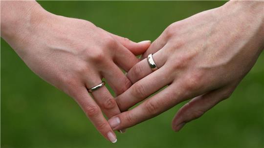 Nur wenige frisch vermählte Ehepaare nutzen bislang einer Umfrage zufolge die neue Möglichkeit einen gemeinsamen Doppelnamen zu wählen. (Archivbild) 