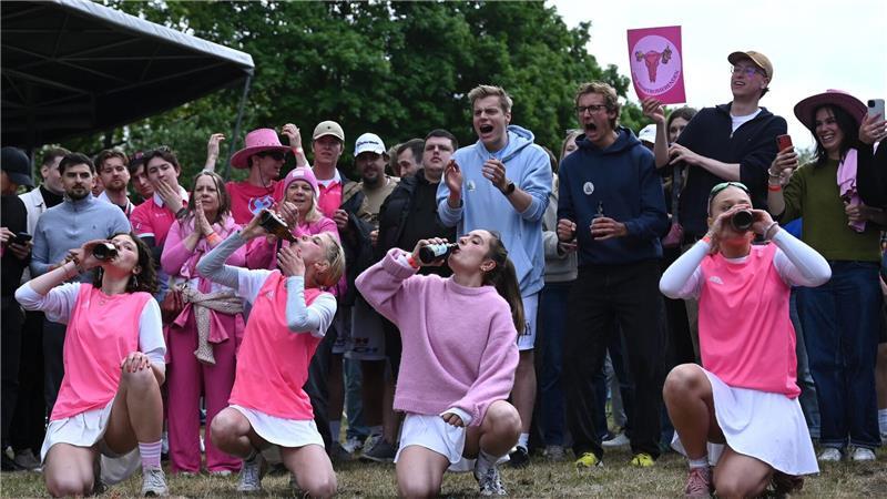 Trinkspiel für den guten Zweck - Flunkyball-WM in Elmshorn Nur wer schnell trinkt, kann auch gewinnen.
