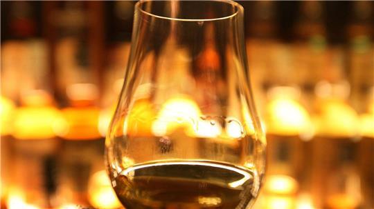 Nur, wo auch wirklich Whiskey, Gin oder Rum drin ist, darf auch mit Whiskey, Gin oder Rum geworben werden. (Symbolbild)