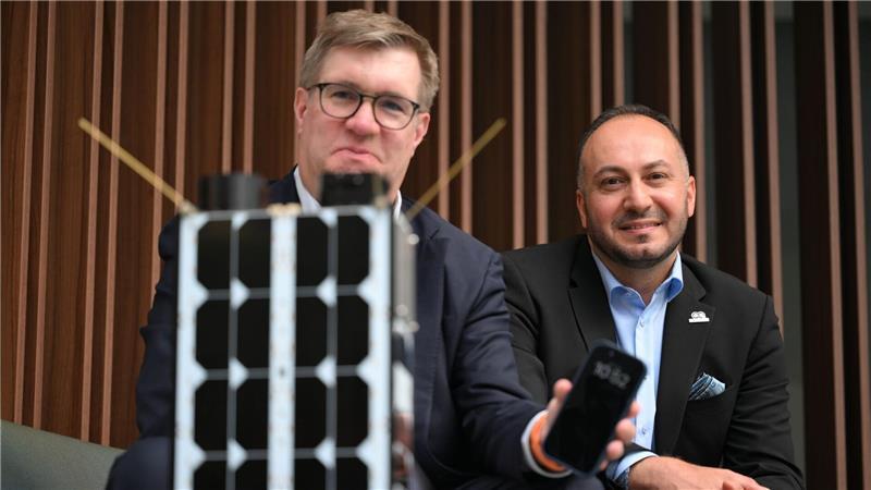 Handyverbindung aus Weltall: Netzbetreiber feilen an Plänen O2-Manager Jörg Kablitz und OQ-Chef Omar Qaise hoffen auf gute Verbindungen mit dem Weltall.