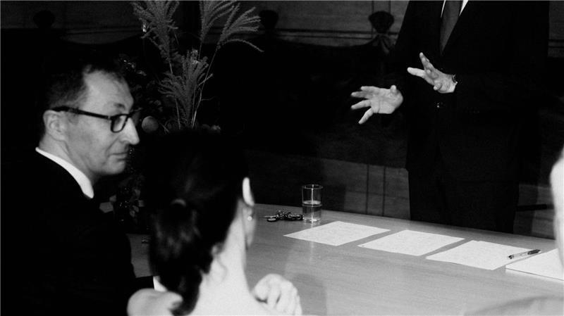 OB und Standesbeamter Palmer hält die nächtliche Traurede für das Brautpaar. 