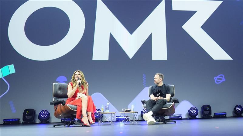 Heidi Klum sind Social-Media-Algorithmen „schnurzegal“ OMR-Gründer Philipp Westermeyer versucht Heidi Klum ein paar Tricks rund um ihren Erfolg zu entlocken.