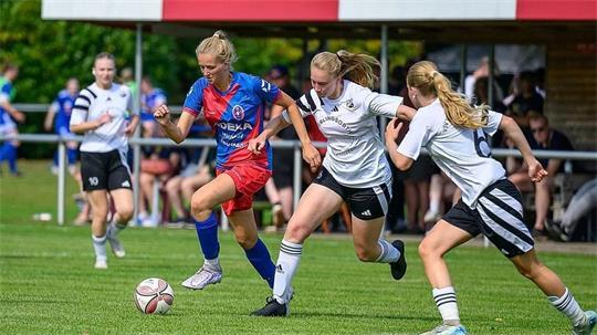 O/O-Fußballerin Laura Hellwege schoss erst ein Tor gegen A/O und wechselte dann aus der Not heraus zwischen die Pfosten.