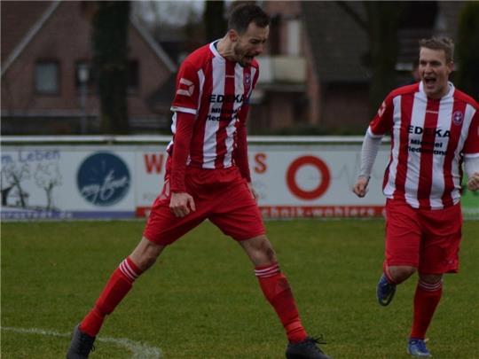 O/O-Kapitän Jan-Luca Helmke bejubelt seinen Treffer zum 8:0 gegen TuS Eiche Bargstedt. Der FC gewann mit 10:0. Neuzugang Janosch Lüders, der von D/A II im Winter kam, trarf gleich vier Mal bei seinem O/O-Debüt. Foto: Scholz