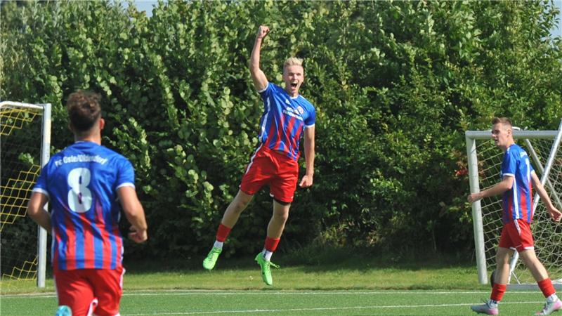 O/O-Torjäger Janosch Lüders feiert das 1:0.