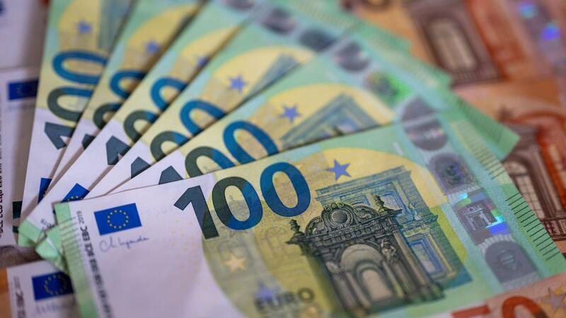 Wer erhält Urlaubsgeld? Ob Beschäftigte Urlaubsgeld erhalten oder nicht, hängt von mehreren Faktoren ab.