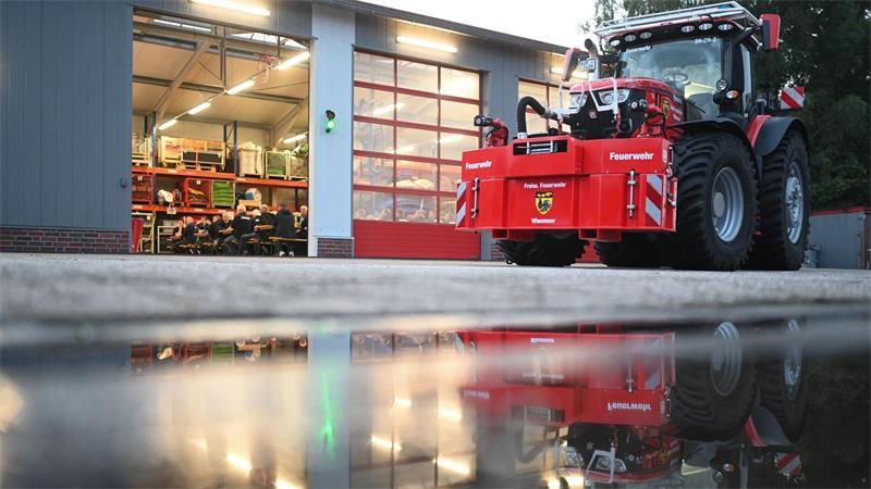 Feuerwehr-Trecker verlässt Wiesmoor – Testphase endet Ob Brände löschen, Sandsäcke füllen oder Wasser pumpen: Der Trecker kann verschiedene Funktionen erfüllen.