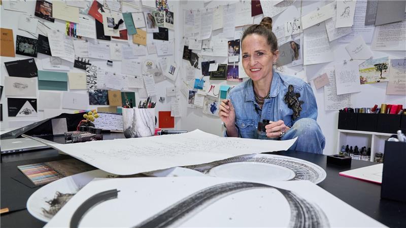 Eleganz in Tinte: Kalligraphin schreibt für Chanel & Co. Ob Einladungs- oder Tischkarten, Signatur, Briefe oder Liebesschwüre - Jeannine Platz hat mit ihrer schwungvollen Schönschrift längst einen Platz in der High Society.