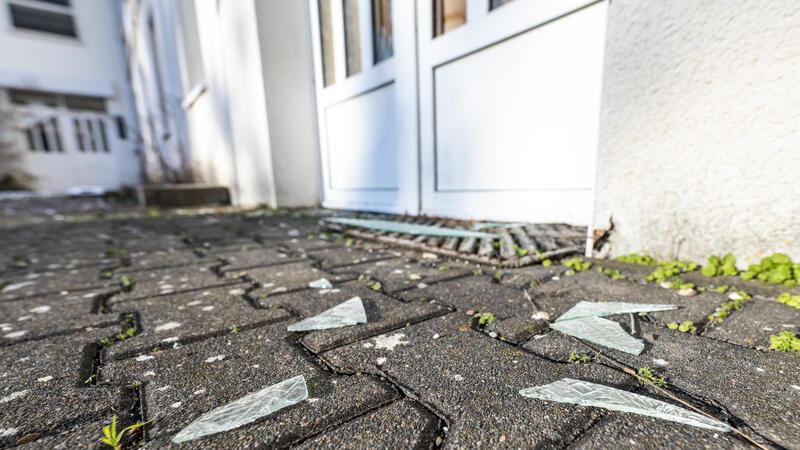 Glasscherben liegen vor einer zerstörten am einstigen St.-Nikolaus-Hospital in der Innenstadt. 