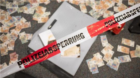 Ob Geld erbeutet werden konnte, ist bislang nicht bekannt. (Symbolbild)