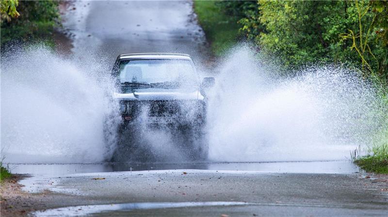 Ob Hitze oder tiefe Pfützen - auch Sommerreifen müssen einiges aushalten.