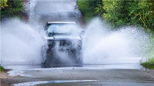 Ob Hitze oder tiefe Pfützen - auch Sommerreifen müssen einiges aushalten.