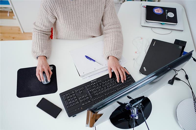 Ein Viertel der Arbeitnehmer arbeitet weiterhin im Homeoffice Ob Mitarbeiterinnen und Mitarbeiter von zu Hause aus arbeiten dürfen, ist aber grundsätzlich im Arbeitsvertrag oder einer Betriebsvereinbarung geregelt. Foto: dpa