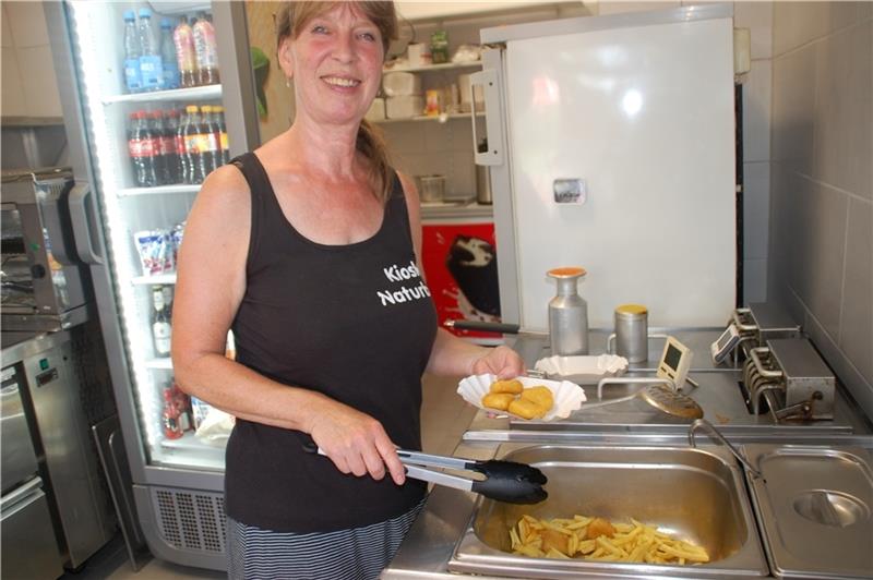 Ob Nuggets oder Pommes – Susanne Georg hat den Imbissbetrieb im Sauensieker Naturbad im Griff. Fotos: Laudien