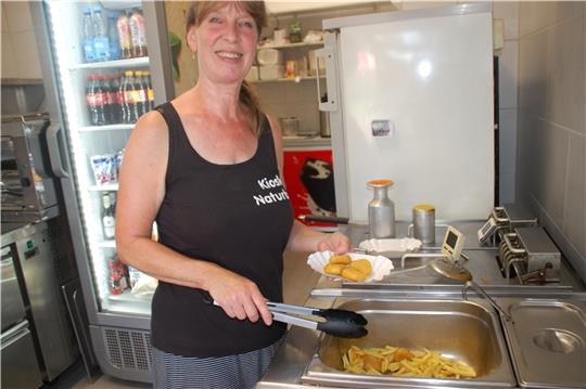 Ob Nuggets oder Pommes – Susanne Georg hat den Imbissbetrieb im Sauensieker Naturbad im Griff. Fotos: Laudien