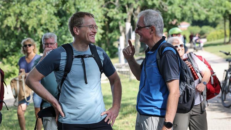 Günther sucht zum Landesgeburtstag Kontakt zum Volk Ob Politik oder einfach nur so: Günther plaudert mit seinen Wanderbegleitern.
