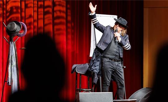 Ob Udo Lindenberg, Helmut Schmidt oder Otto Waalkes: Jörg Knör schlüpfte in verschiedene Rollen.