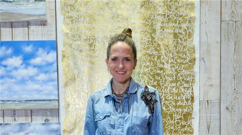 Ob auf Goldpapier, Porzellantellern, Schiffcontainern, nackte Haut oder Weihnachtskugel - Platz beschriftet alles, was sie gut findet.