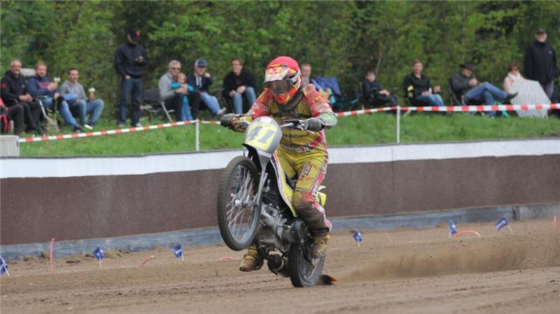 Auf der Sandbahn in Hechthausen geht es wieder rund Ob auf zwei Rädern oder teilweise auf einem Rad: Am Sonntag wird es in Hechthausen spektakulär zugehen. Foto: Unruh