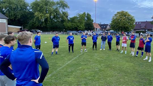 Ob das Training mit dem Profi gefruchtet hat? Frithjof Hansen vom VfL Osnabrück coachte die SG Lühe. Die Altländer wollen am Sonntag den Anschluss an die Tabellenspitze der Kreisliga nicht verlieren.