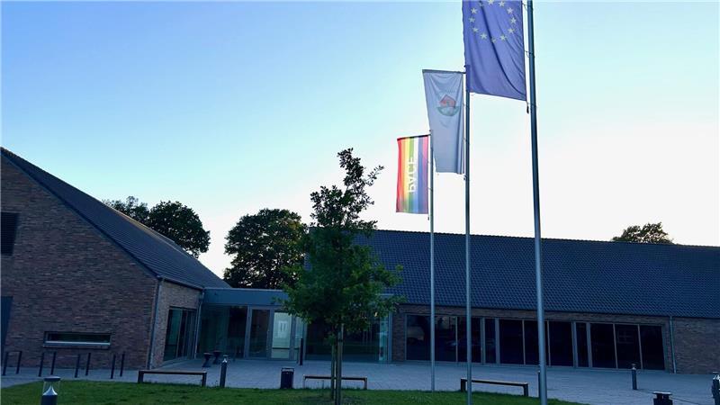 Ob der Platz vor dem Dorfgemeinschaftshaus Hammah für einen AfD-Infostand genehmigt werden musste oder nicht, darüber gibt es unterschiedliche Meinungen.