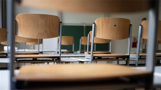 Ob die Tafel und Stühle im Klassenzimmer, die Schulkantine, Computer in der Verwaltung oder Straßenbau - öffentliche Beschaffung betrifft viele Bereiche. (Symbolbild)