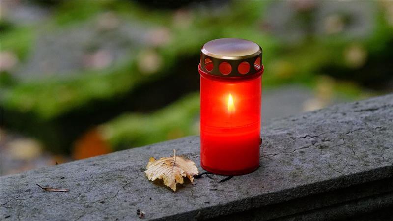 Sternenkind-Bestattung in Niedersachsen: Diese Regeln gelten Ob ein Sternenkind bestattet werden darf oder muss, entscheidet sich auf der Waage und anhand der Schwangerschaftswoche, in der es verstorben ist.