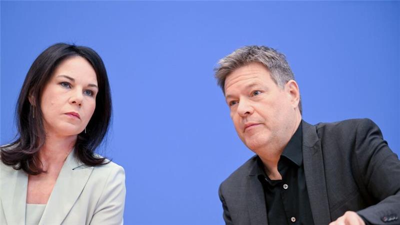 Habeck zieht sich aus der ersten Reihe der Grünen zurück Ob er sein Bundestagsmandat wahrnehmen will, ließ Habeck zunächst offen.
