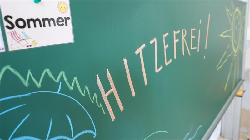 Ob es Hitzefrei gibt, liegt weitgehend im Ermessen der Schulleitung. Die Regeln variieren je nach Bundesland. 