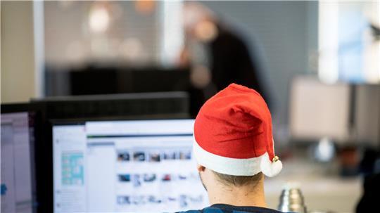 Ob es Weihnachtsgeld gibt oder nicht, kann im Tarif- oder Arbeitsvertrag festgehalten sein.