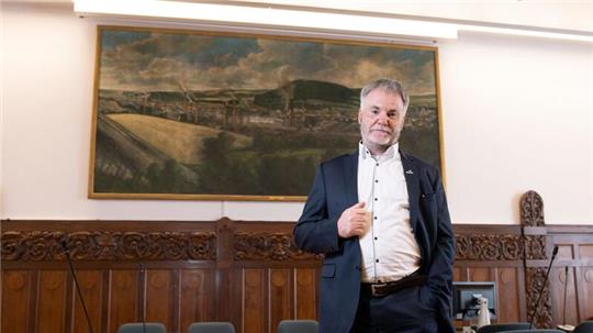 „Ob es nun allen passt oder nicht: Die AfD-Fraktion sitzt demokratisch gewählt im Stadtrat“. Freitals Oberbürgermeister Uwe Rumberg versteht die Aufregung nicht.