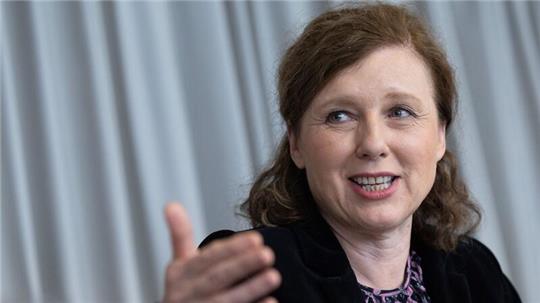 „Ob es sich um Korruption handelt, müssen selbstverständlich die Ermittler und Richter entscheiden“, sagt die Vizepräsidentin der Europäischen Kommission, Vera Jourova, zur russischen Einflussoperation.