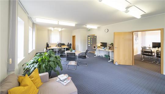 Ob für Gruppen, an Einzeltischen oder leger auf der Couch - das Denkarium bietet im ehemaligen Kreissparkassengebäude in Oederquart unterschiedliche Coworkingplätze an.