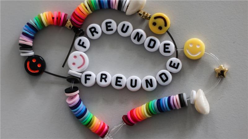 Ob im Kindesalter oder als Greis: Ohne Freunde kann man Experten zufolge nicht glücklich sein. (Symbolbild)