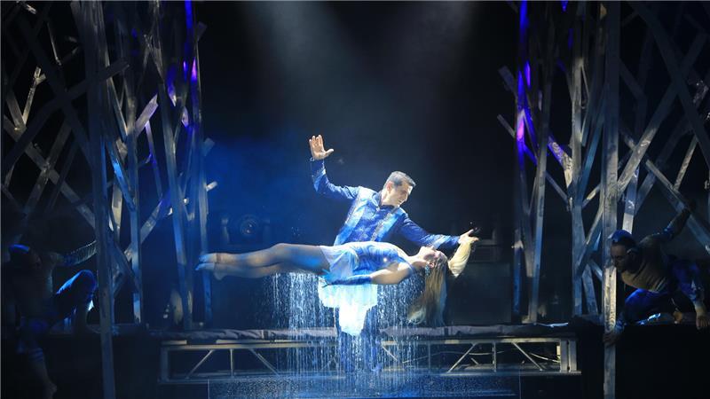 Ob in Dubai, Las Vegas, New York, Shanghai oder Stade: Auf der Bühne erstaunt Jorgos sein Publikum mit faszinierenden Illusionen.