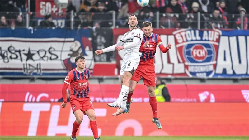 St. Pauli distanziert Heidenheim – Notfall auf der Tribüne Ob in der Luft oder auf dem Rasen: Heidenheim und St. Pauli lieferten sich ein umkämpftes Duell.