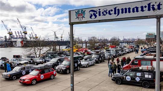 Ob in einem alten VW Käfer, einem historischen Porsche 911 oder auf dem Motorrad: 120 Teams sind am Start.